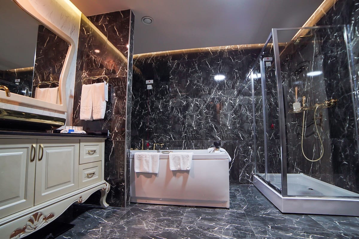 suite, 1 king bed, non smoking, sea view | bathroom | combined shower/bathtub, deep-soaking bathtub, rainfall showerhead