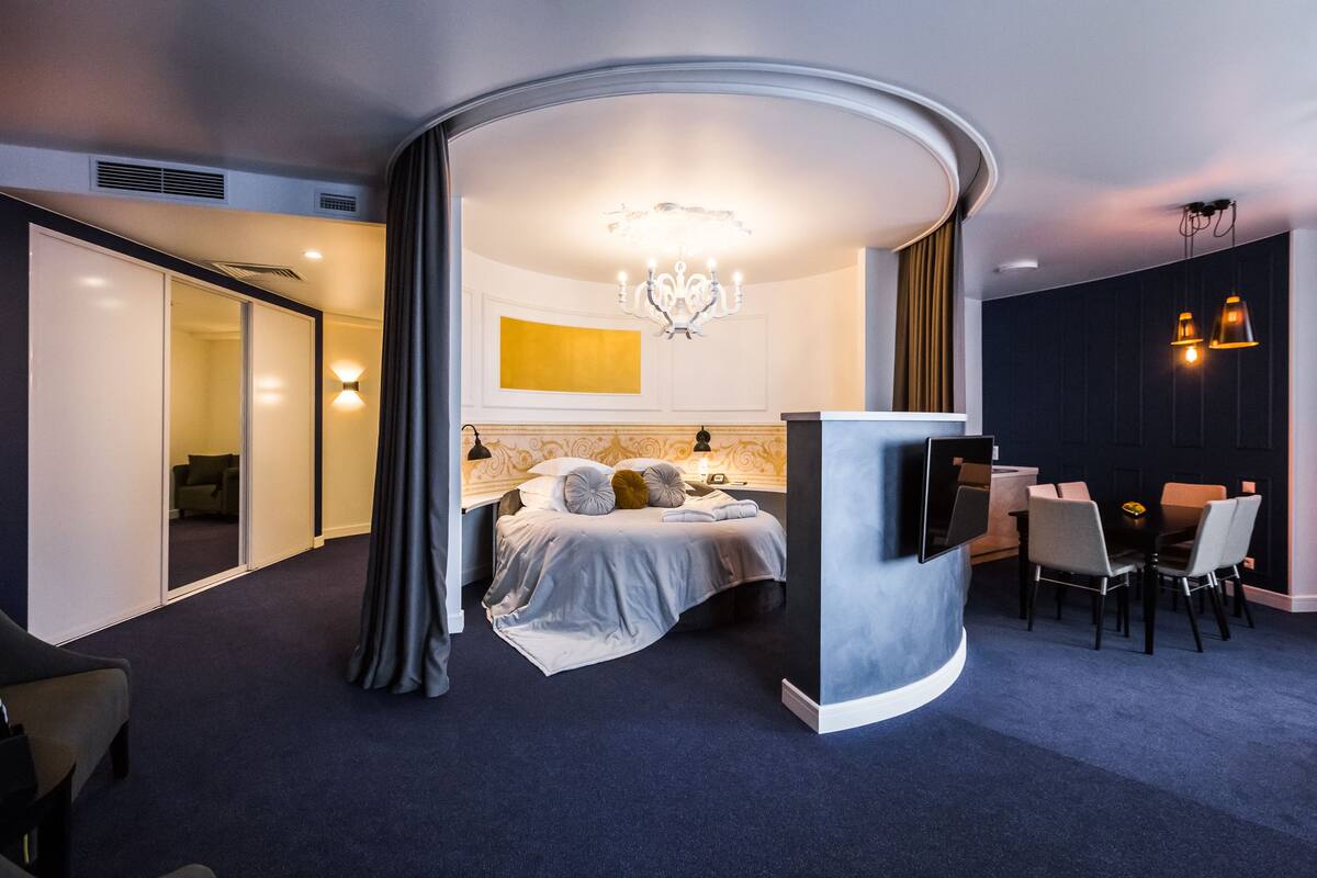 Junior suite, 1 kingsize bed, uitzicht op rivier | Een minibar, een kluis op de kamer, geluiddichte muren