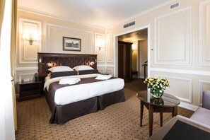 Chambre Double Supérieure, vue fleuve | Minibar, coffres-forts dans les chambres, chambres insonorisées