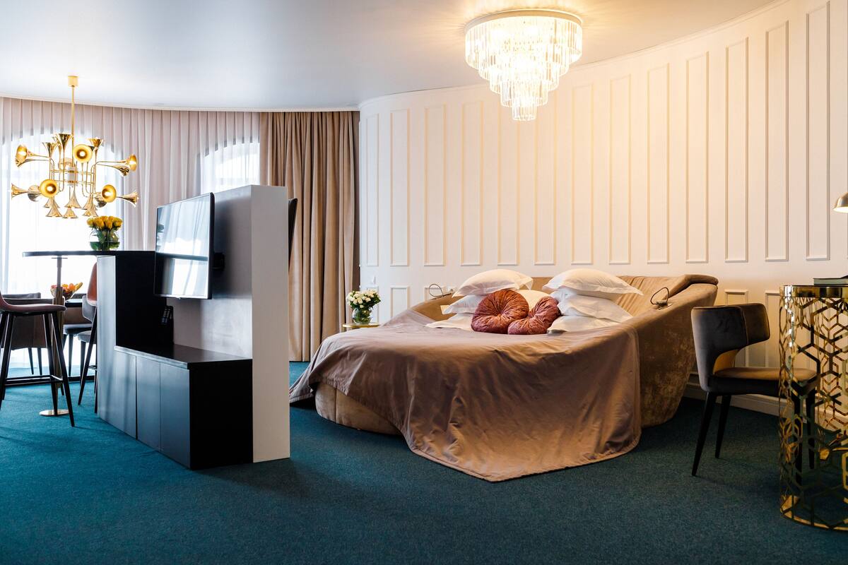 Junior suite, uitzicht op rivier | Een minibar, een kluis op de kamer, geluiddichte muren