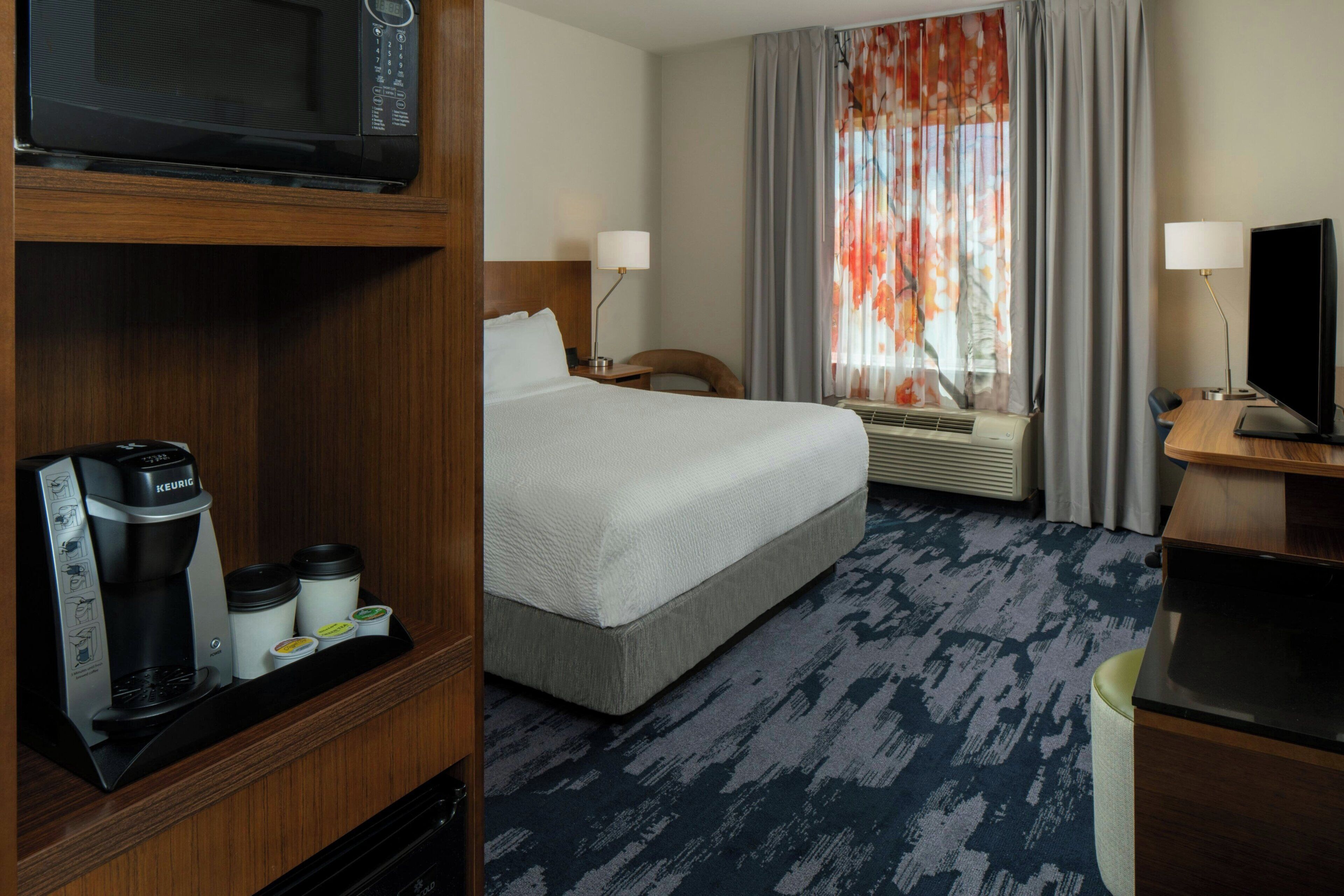 Room, 1 King Bed | Iron/ironing board, Internet, bed sheets, alarm clocks