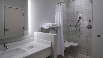 Suite, 1 letto king con divano letto | Bagno | Combinazione doccia/vasca, asciugacapelli, asciugamani