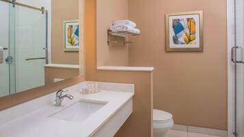 Chuveiro/banheira combinados, secador de cabelo, toalhas de banho