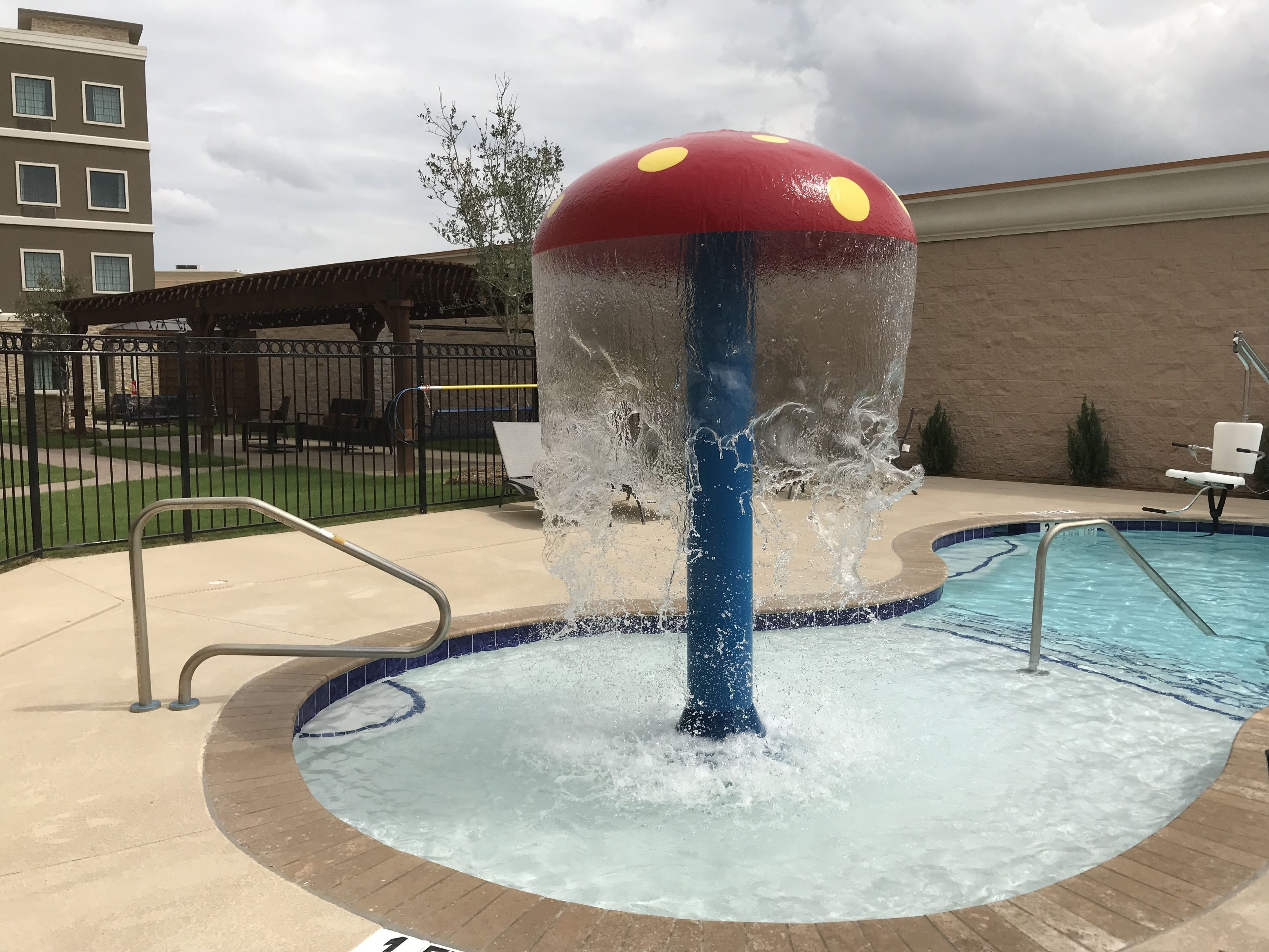 Una piscina al aire libre, sillones reclinables de piscina