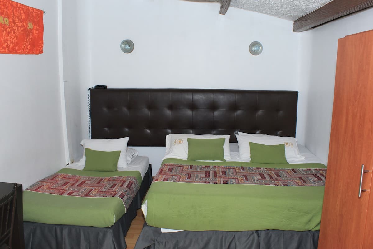 Ropa de cama de alta calidad, escritorio y wifi gratis