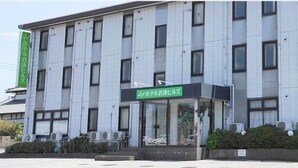 Un edificio moderno con un cartel que indica un hotel.
