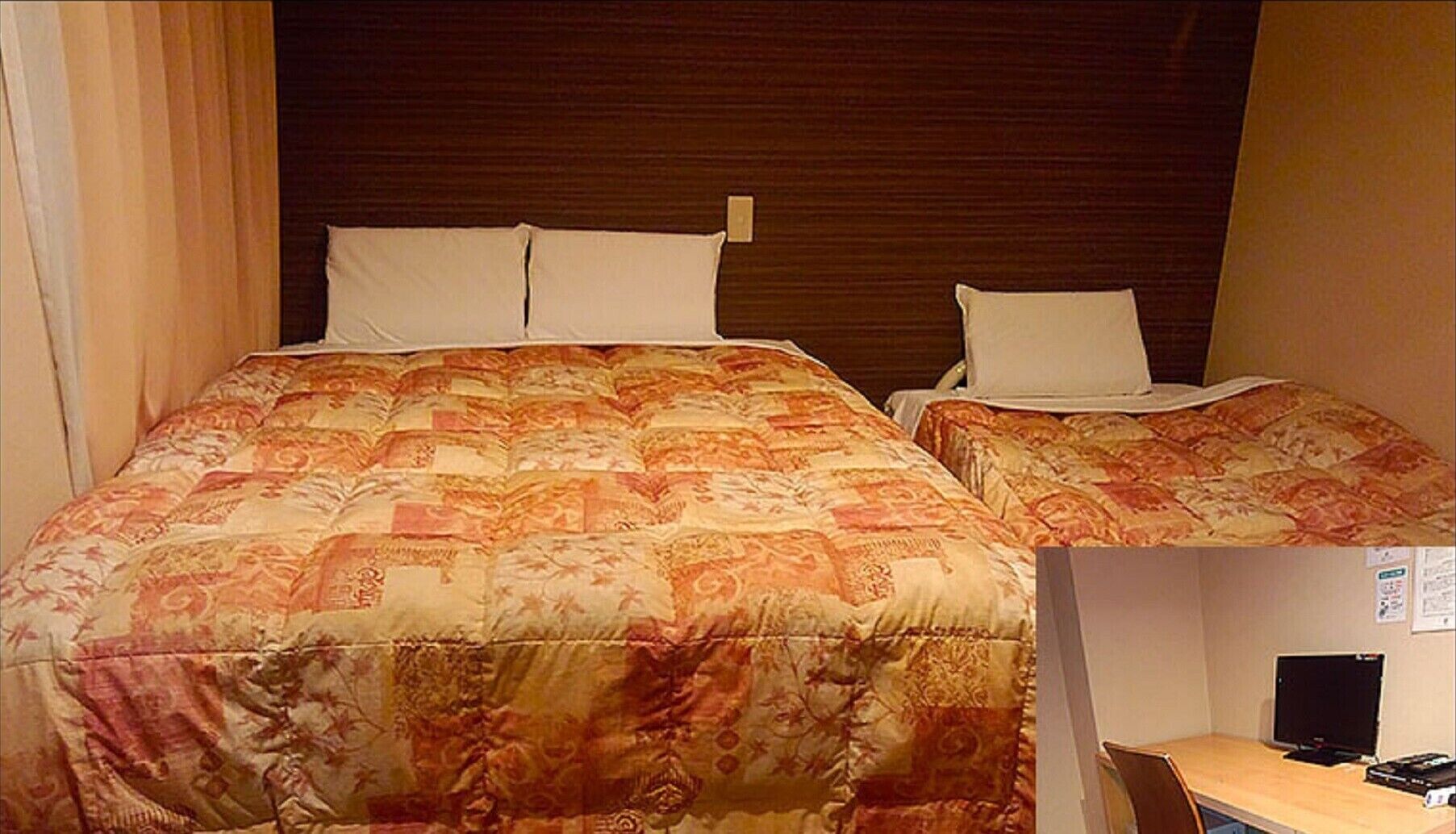 Escritorio, wifi gratis y ropa de cama 