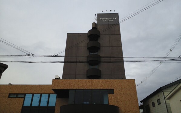 A tall building with a sign reading "Hotel Castle Hotel."