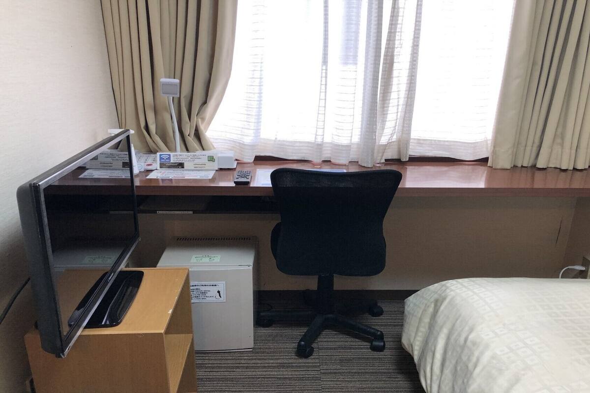 Een bureau, wifi (toeslag), beddengoed