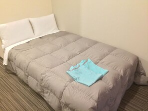 Escritorio, wifi y ropa de cama 