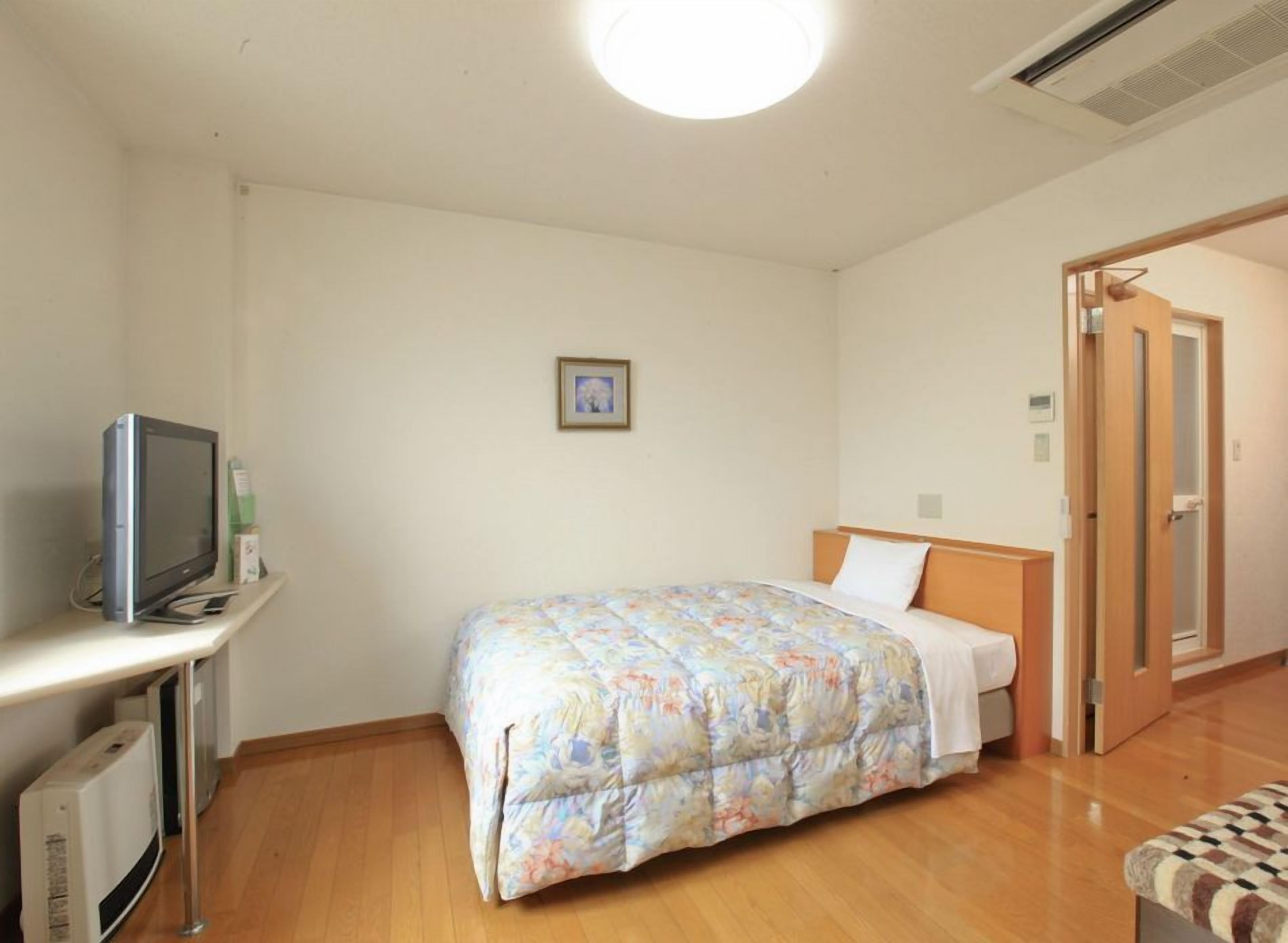 Escritorio, wifi gratis, ropa de cama