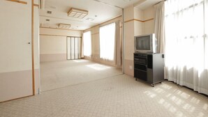 書桌、免費 Wi-Fi、床單