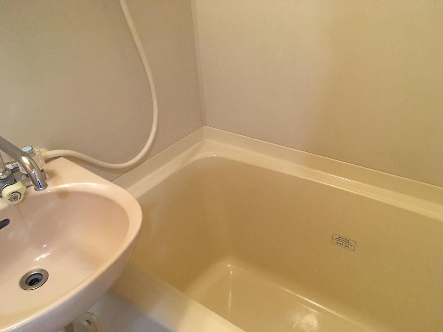 Un bagno con un lavandino e una vasca.