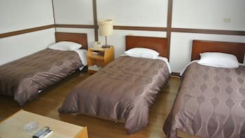 Triple Room | Desk, laptop workspace, free WiFi, bed sheets