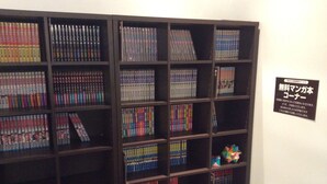 Une bibliothèque remplie de divers livres et DVD.