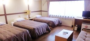 書桌、筆電工作空間、免費無線上網、床單