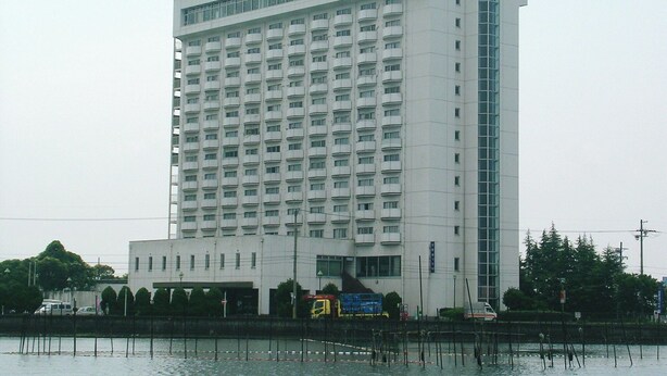 Un immeuble de grande hauteur, doté de nombreux étages et de balcons.
