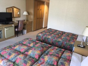 办公桌、免费 WiFi、床单