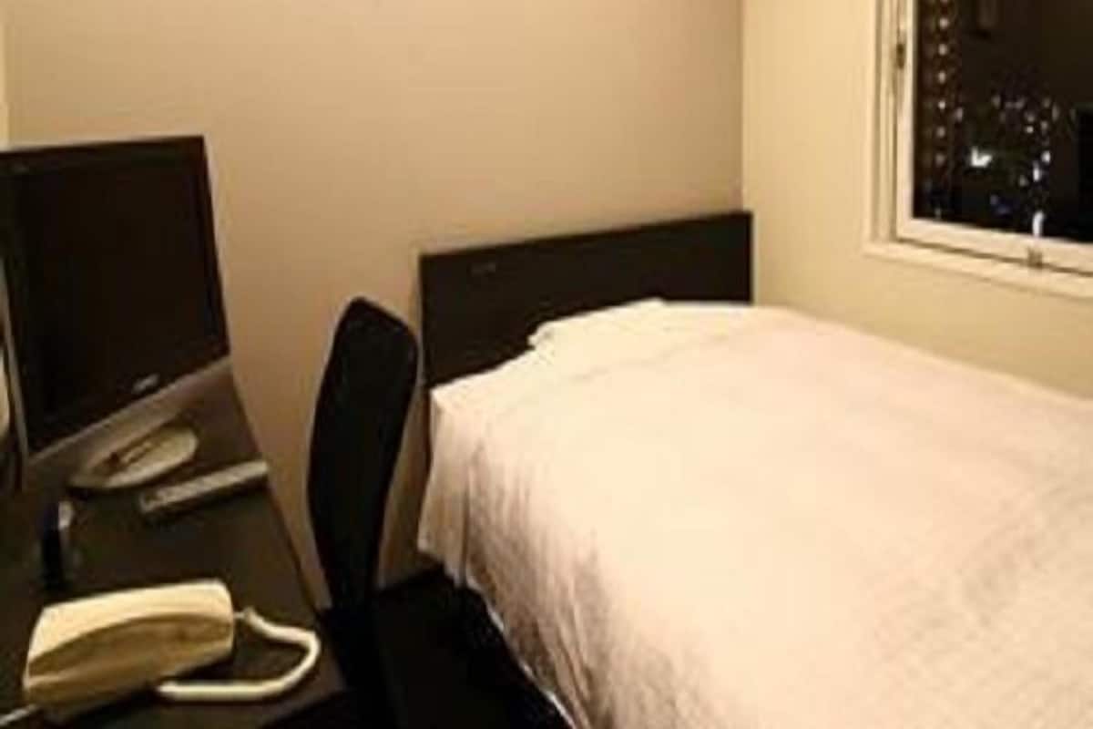 Premium bedding, desk, WiFi (free), bed sheets