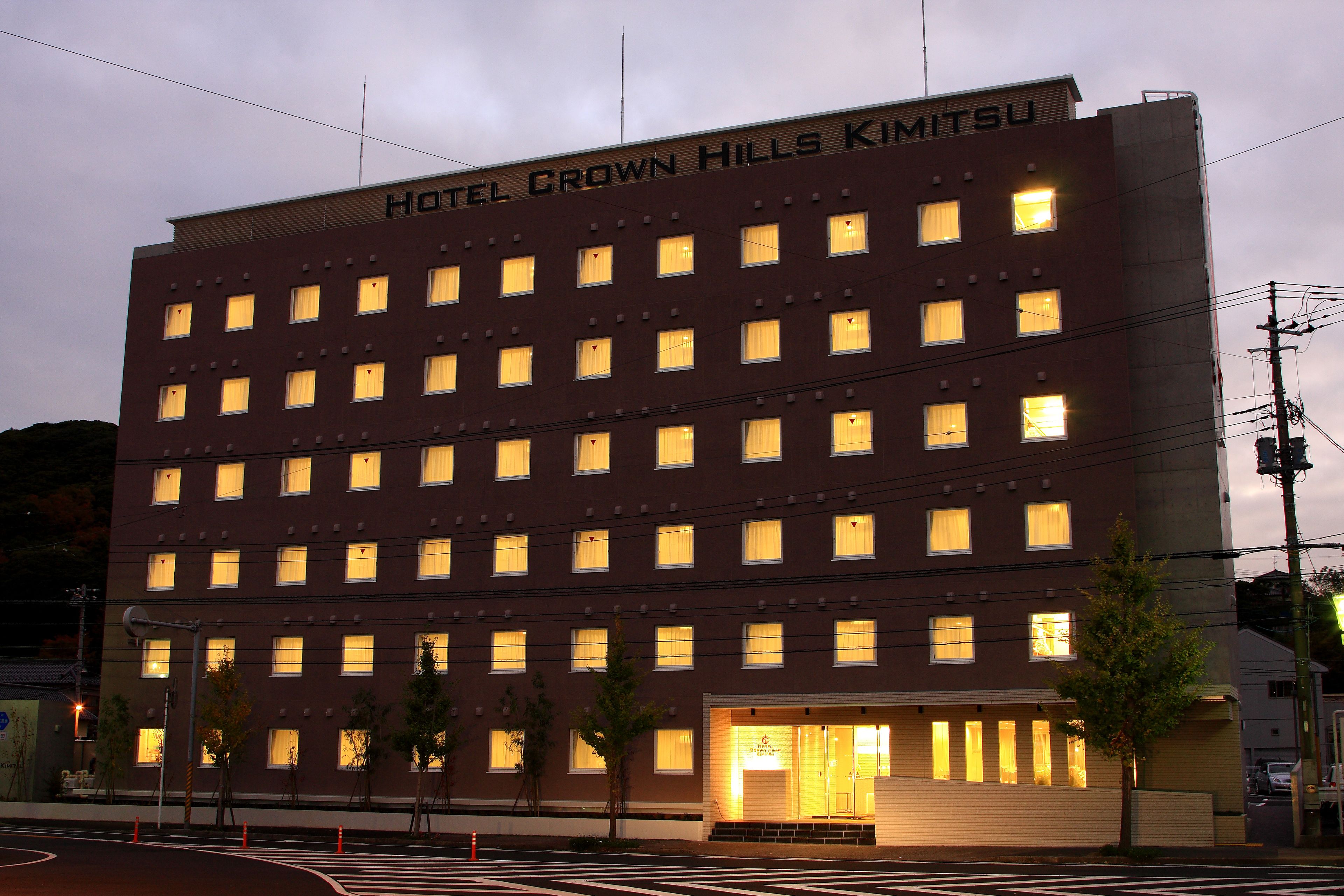 Un hotel de varios pisos con fachada uniforme, numerosas ventanas y una entrada destacada.
