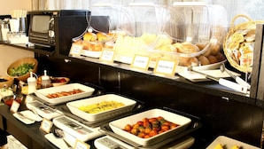 A buffet with various food items and a weighing scale. - Hotel Crown Hills Kimitsu (Kimitsu)