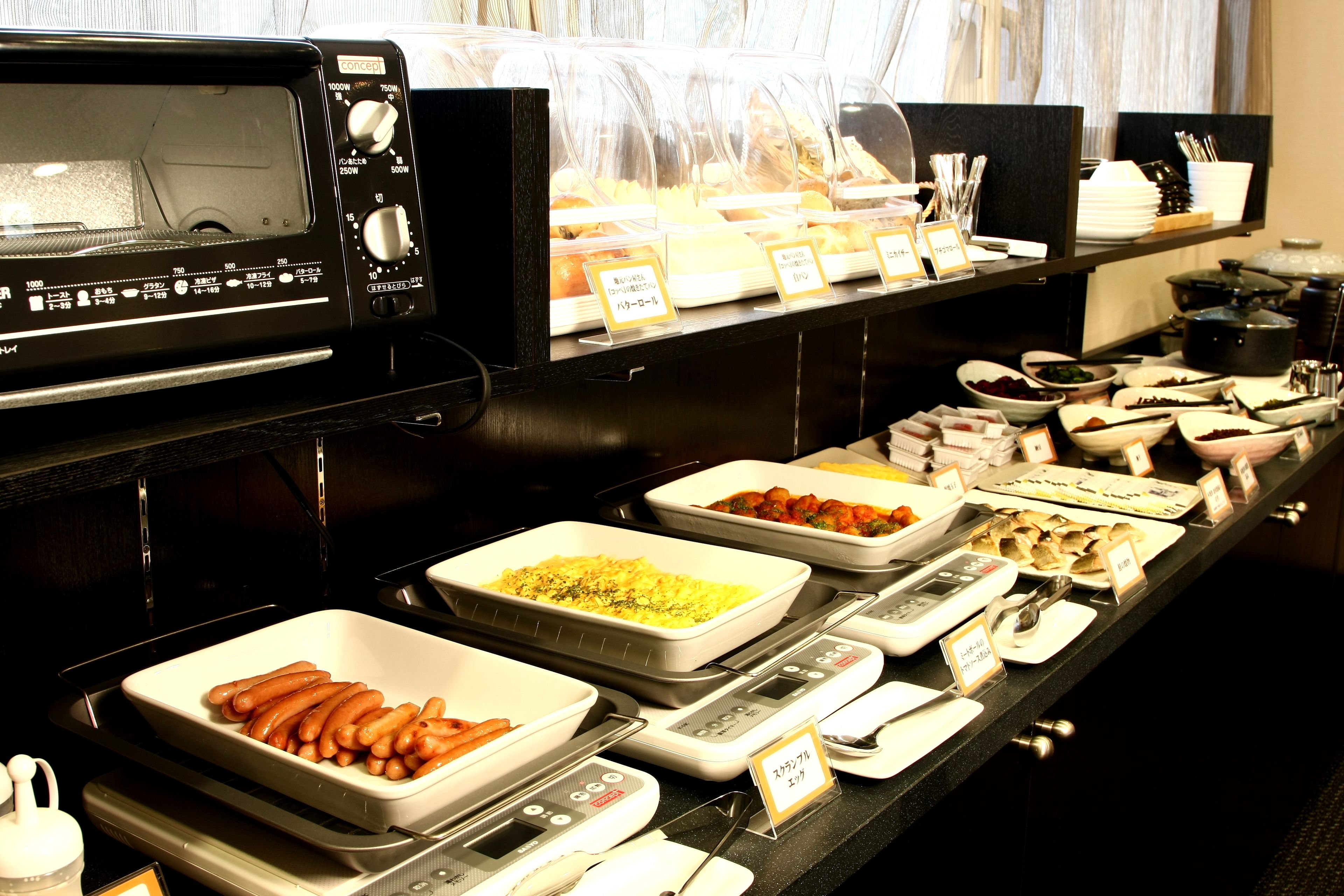 Un buffet proposant une variété de plats et une balance.