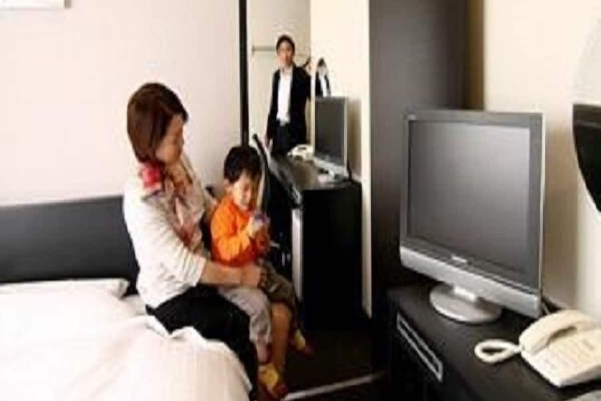 Premium bedding, desk, WiFi (free), bed sheets