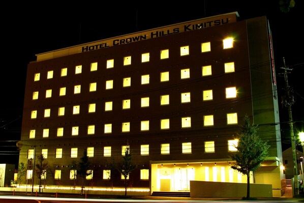A multi-story hotel with a row of uniformly lit windows and a sign reading "Hotel Crown Hills Kimitsu." - Hotel Crown Hills Kimitsu (Kimitsu)