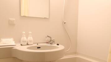 Bañera con ducha, secador de pelo, pantuflas