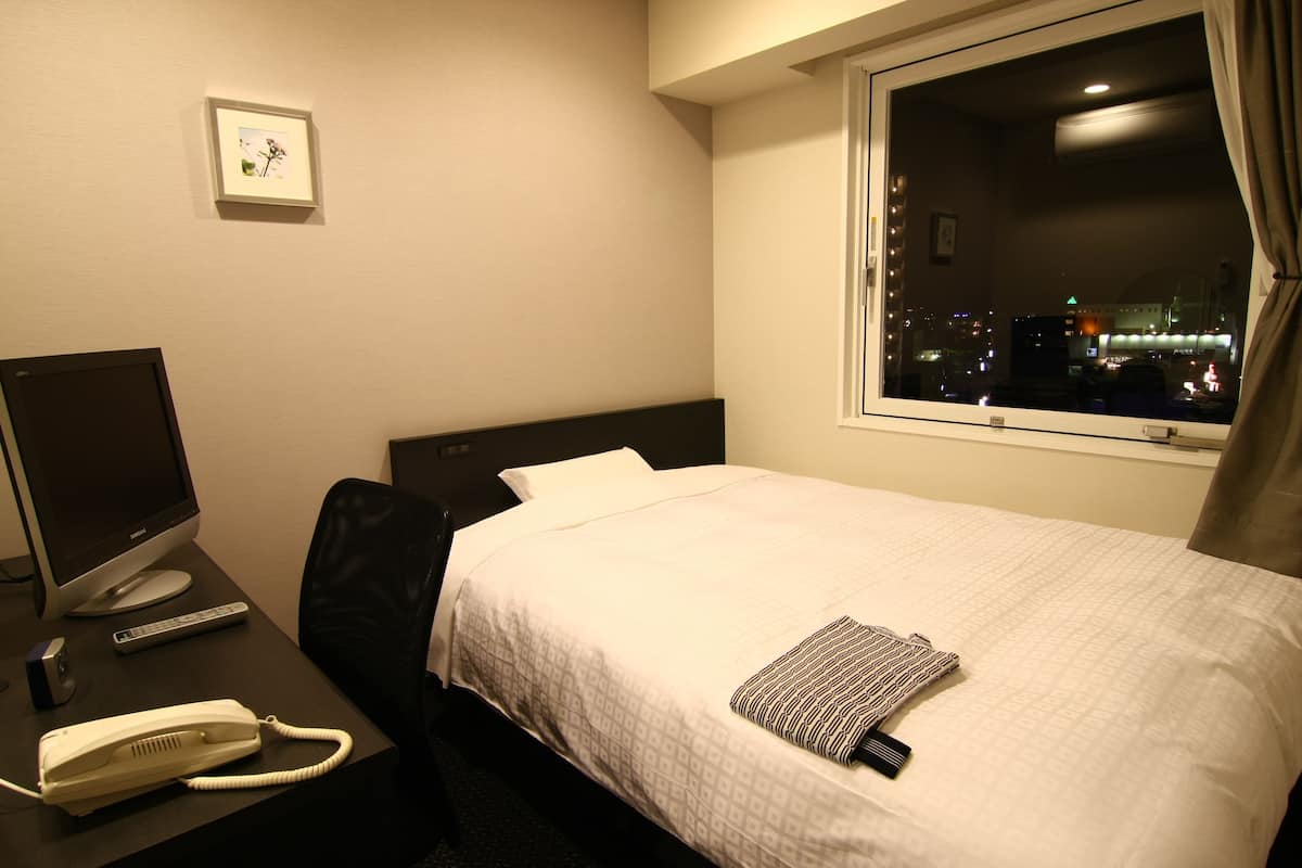 Premium bedding, desk, WiFi (free), bed sheets