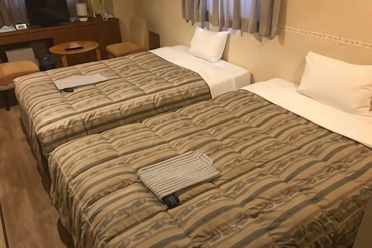 Escrivaninha, cortinas blackout, ferros/tábuas de passar roupa