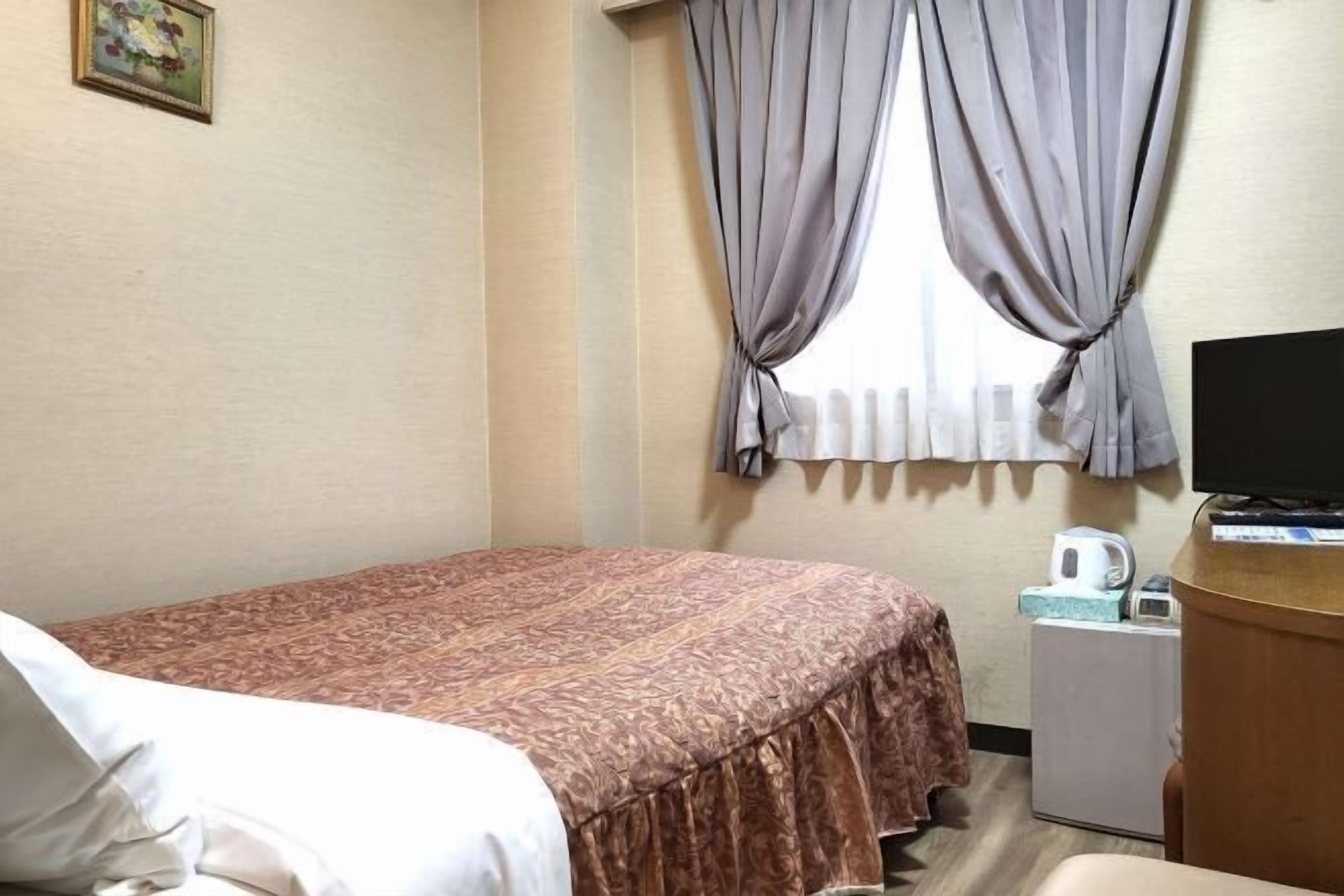 デスク、遮光カーテン、アイロン / アイロン台、WiFi (無料)