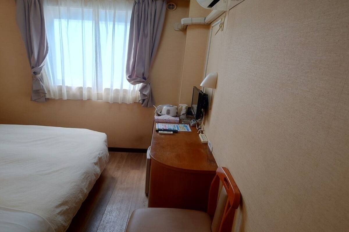 办公桌、遮光窗帘、熨斗/熨板、免费 WiFi