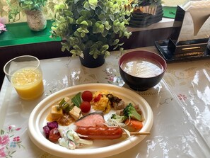 Schreibtisch, Verdunkelungsvorhänge, Bügeleisen/Bügelbrett