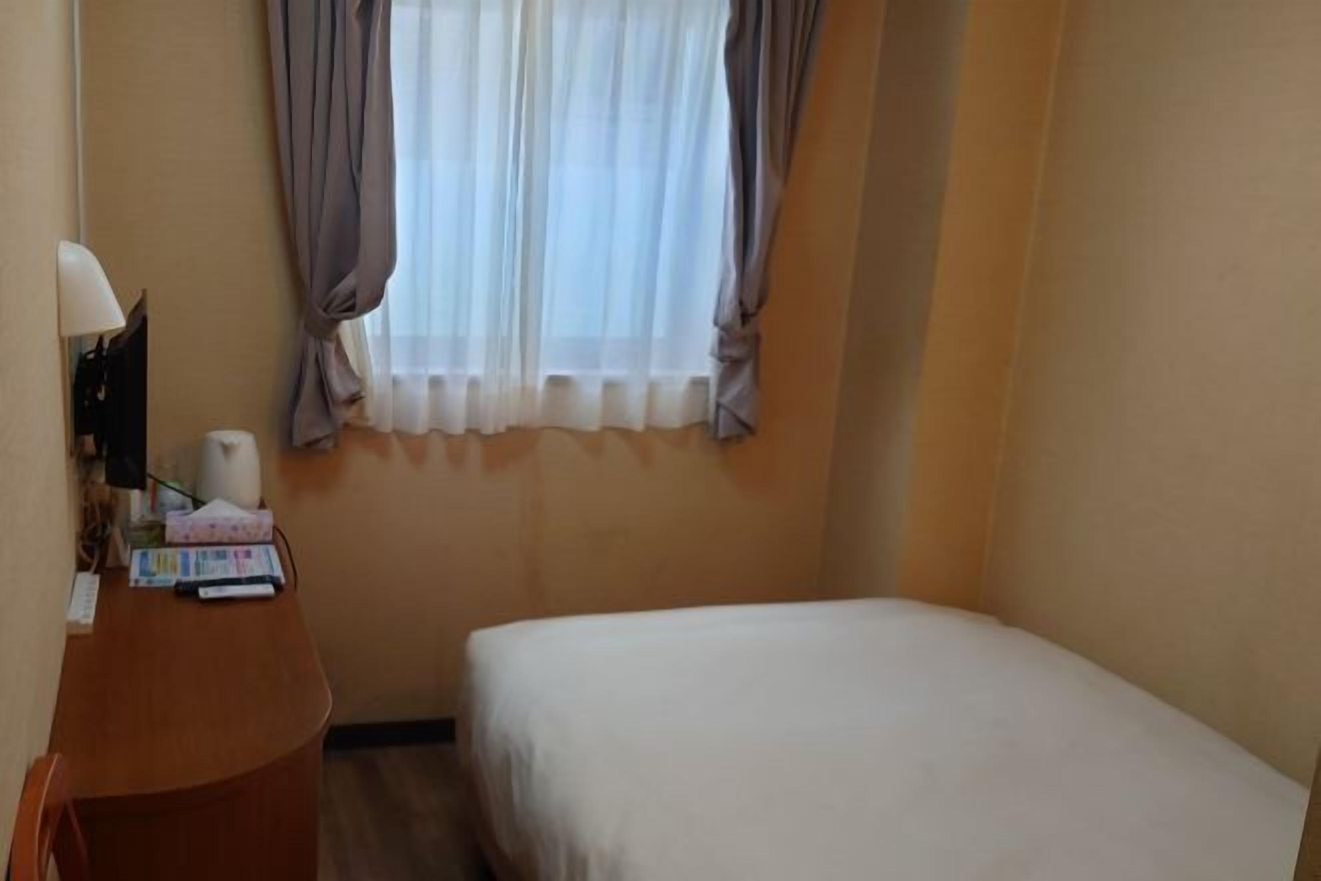 Meja, langsir/tirai gelap terus, seterika/papan seterika, Wi-fi percuma 