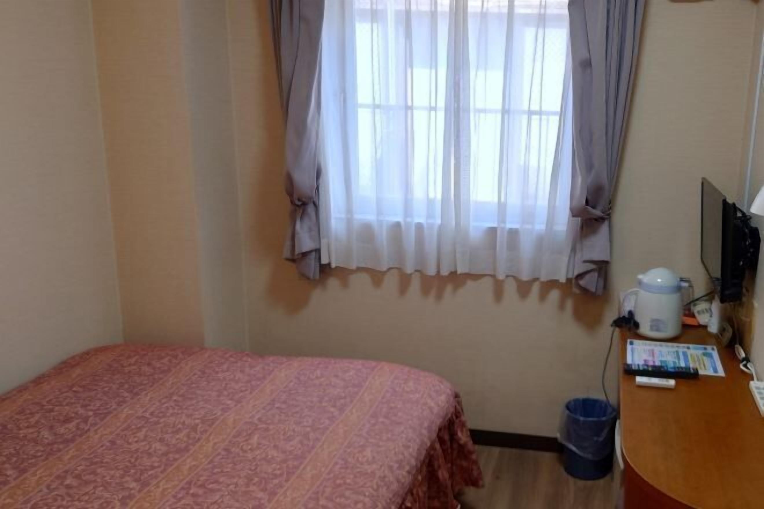 Escritorio, cortinas opacas, tabla de planchar con plancha y wifi gratis