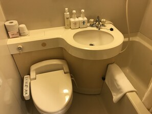 Kombinert dusj/badekar, hårføner, tøfler og håndklær