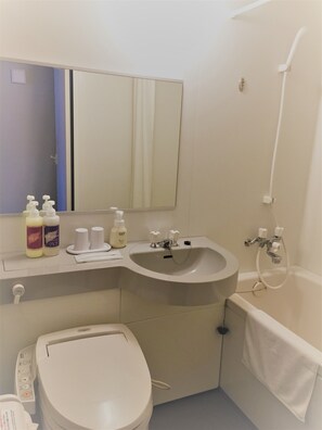 Combined shower/bathtub, hair dryer, bathrobes, slippers - Hotel Crown Hills Yamagata (Yamagata)