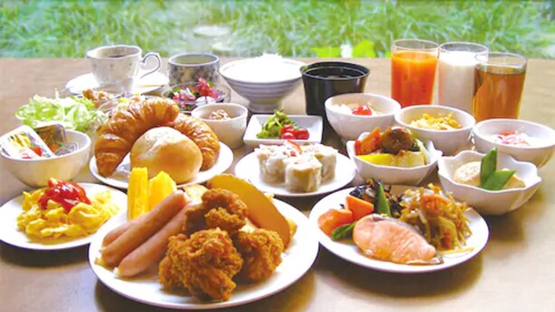 Ein Tisch reichhaltig gedeckt mit verschiedenen Speisen, Getränken und Beilagen, vermutlich für eine Mahlzeit.