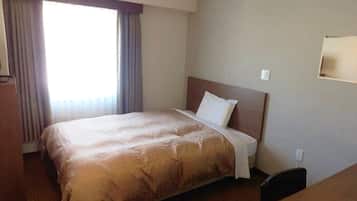 Cortinas opacas, wifi gratis, ropa de cama