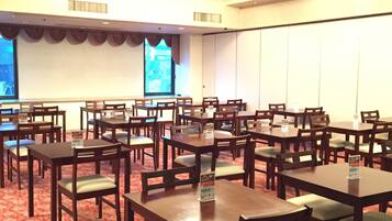 Daily buffet breakfast (JPY 700 per person)