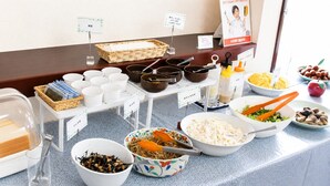 Una mesa de buffet con diferentes alimentos y utensilios.