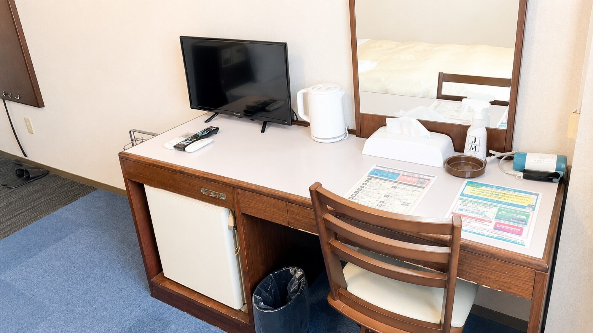 Escritorio, wifi gratis y ropa de cama 