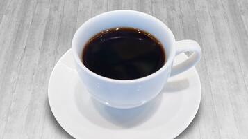 Una taza de café blanca sobre un plato.