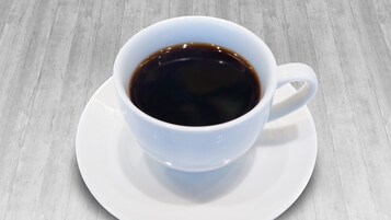 Una taza de café blanca sobre un plato.