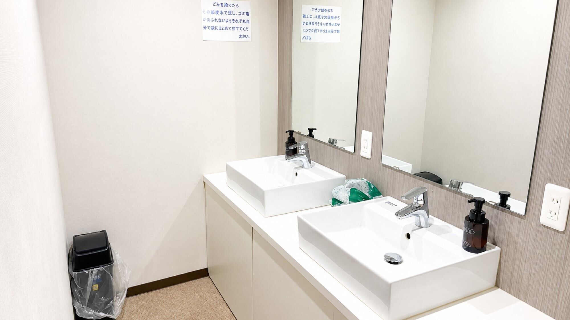Room (X) | Desk, free WiFi, bed sheets
