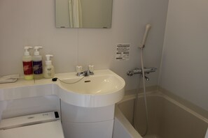 Hausschuhe, Toilette mit elektrischem Bidet, Handtücher, Shampoo