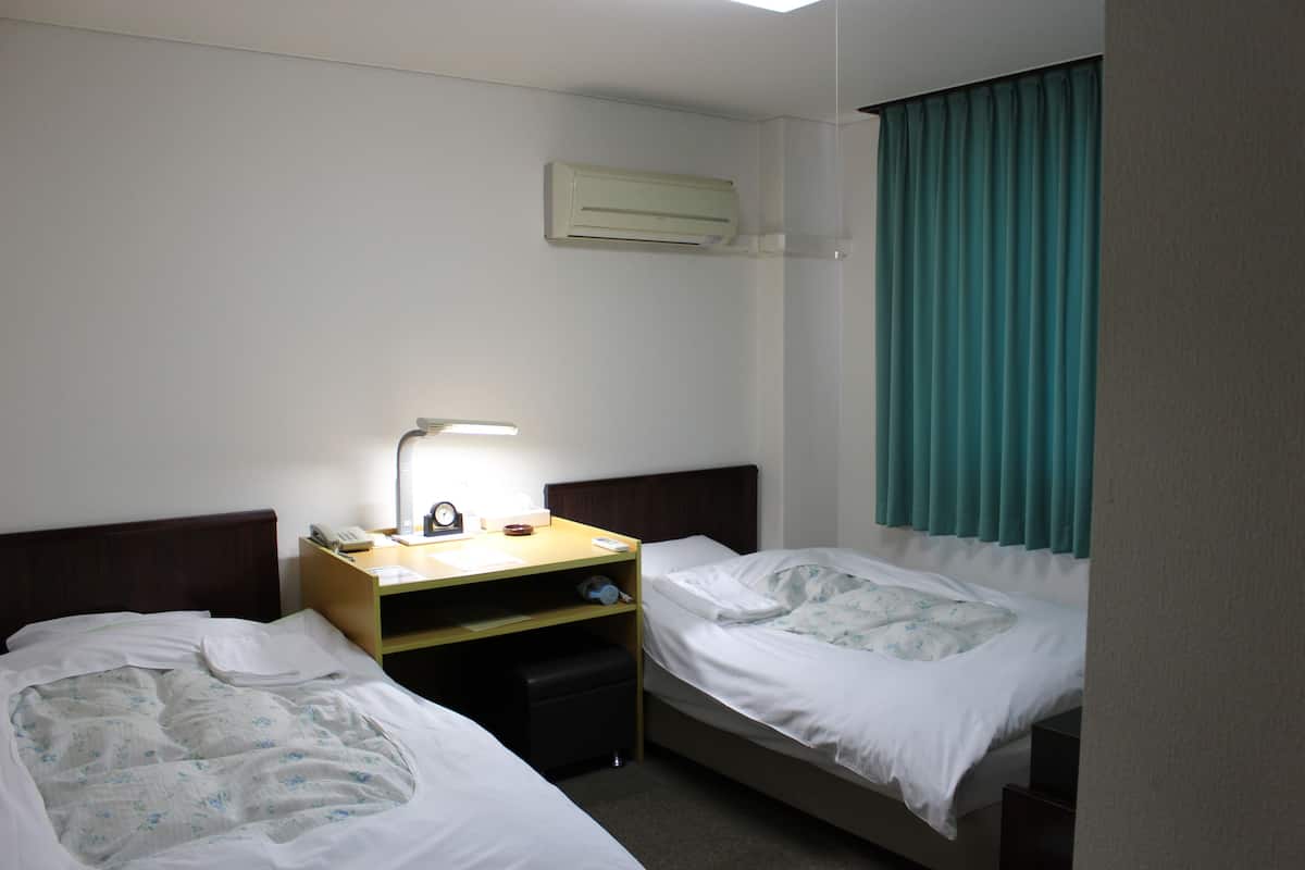 Twin Room, Non Smoking (B) | Desk, free WiFi, bed sheets
