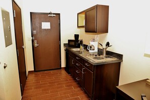 Kühlschrank, Mikrowelle, Herdplatte, Wasserkocher mit Kaffee-/Teezubehör