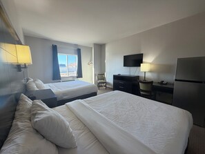 Suite, 2 queensize-senger, tekjøkken | Skrivebord, skrivebord for bærbar PC, blendingsgardiner og lydisolert